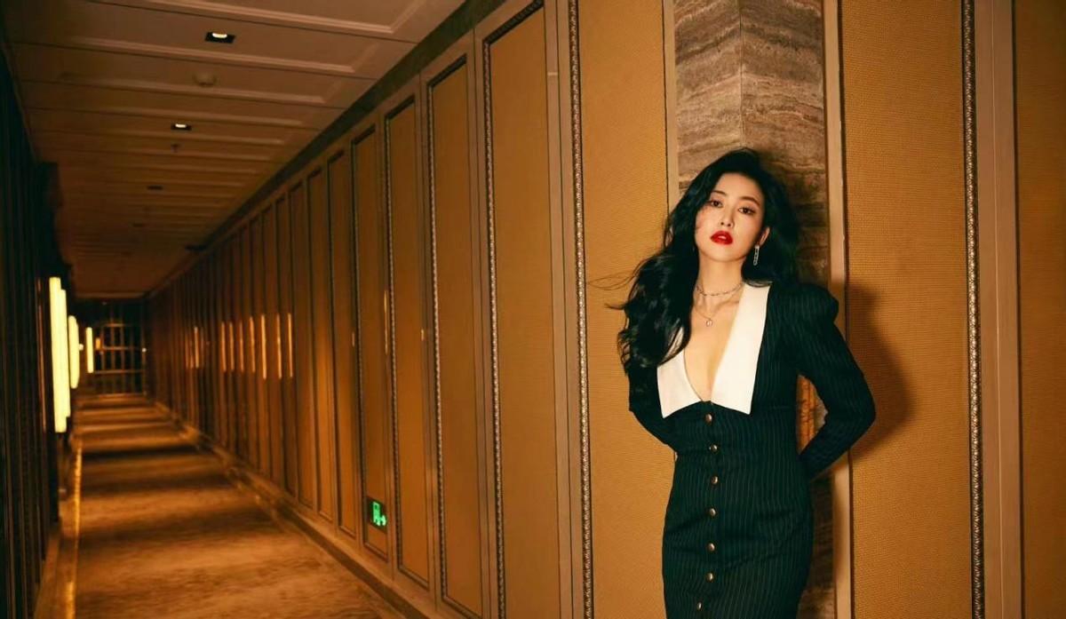 不愧是大美女，朱珠结婚后更丰腴，穿亮片人鱼裙曲线好动人