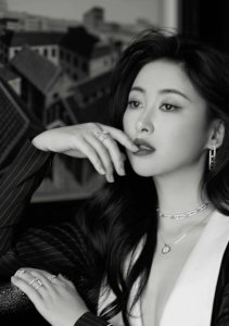 ​不愧是大美女，朱珠结婚后更丰腴，穿亮片人鱼裙曲线好动人