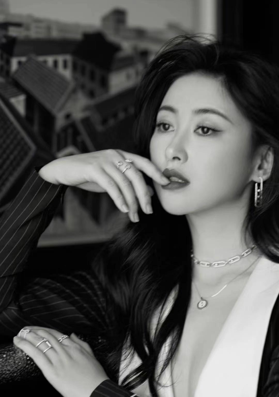 不愧是大美女，朱珠结婚后更丰腴，穿亮片人鱼裙曲线好动人