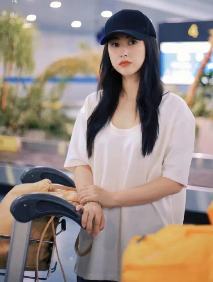 不愧是大美女，朱珠结婚后更丰腴，穿亮片人鱼裙曲线好动人