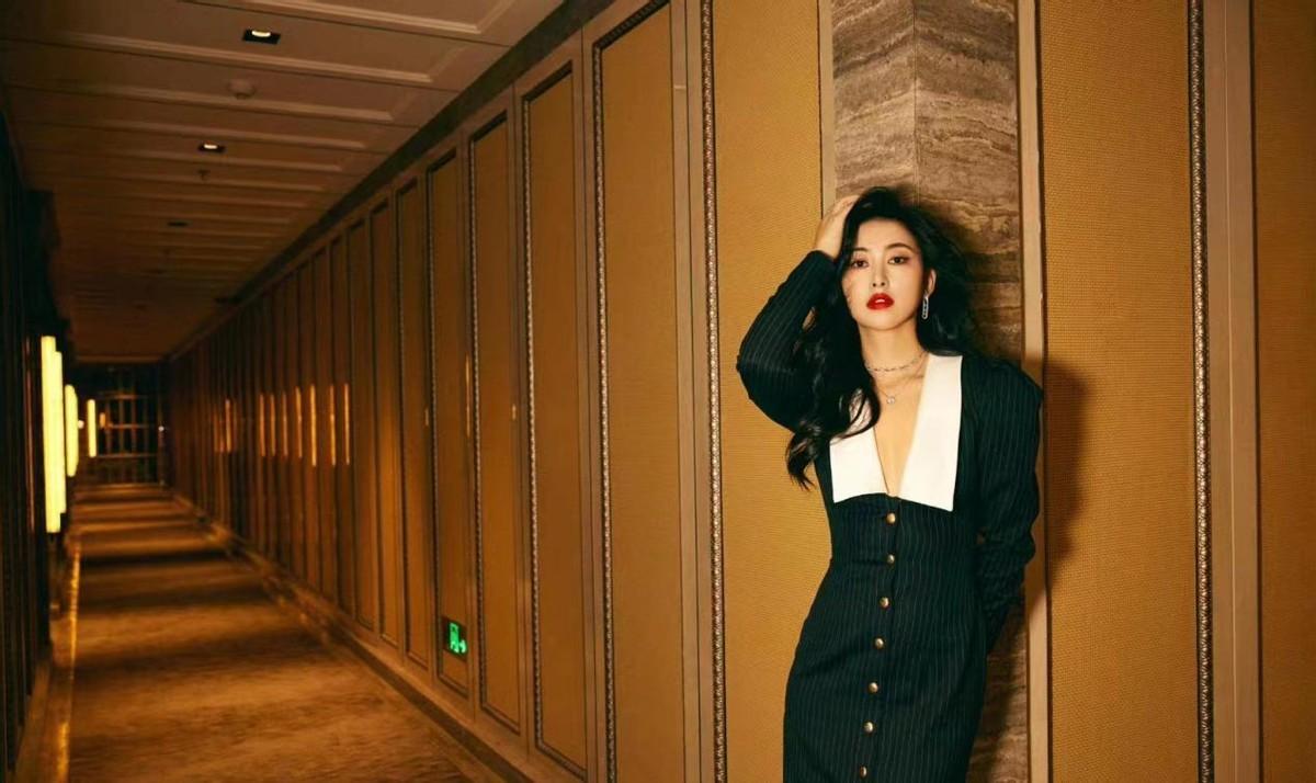 不愧是大美女，朱珠结婚后更丰腴，穿亮片人鱼裙曲线好动人