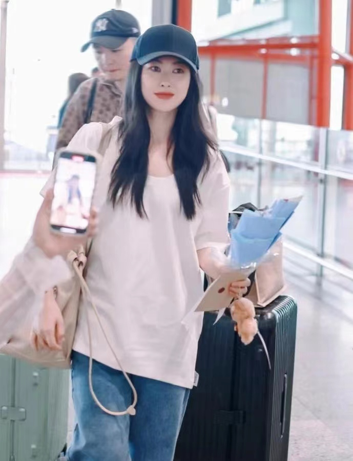 不愧是大美女，朱珠结婚后更丰腴，穿亮片人鱼裙曲线好动人