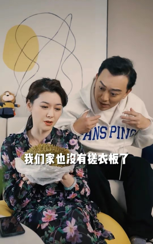 黄海冰与小12岁娇妻秀恩爱，头发乌黑无中年样，娇妻撞脸关之琳