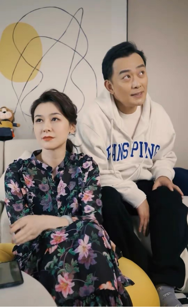 黄海冰与小12岁娇妻秀恩爱，头发乌黑无中年样，娇妻撞脸关之琳