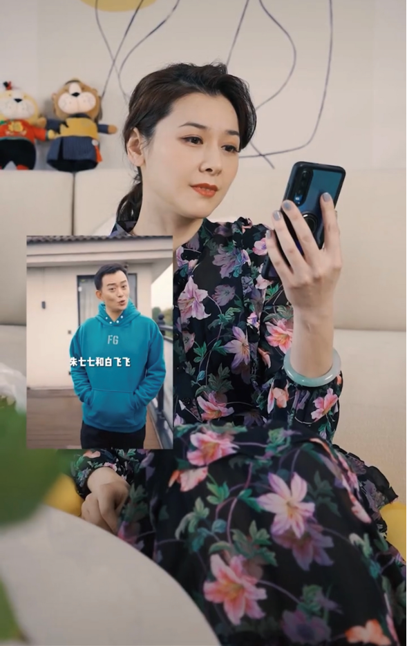 黄海冰与小12岁娇妻秀恩爱，头发乌黑无中年样，娇妻撞脸关之琳