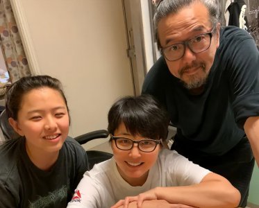 ​结婚18年的张延与丈夫恩爱无比，17岁的女儿继承了妈妈的美貌