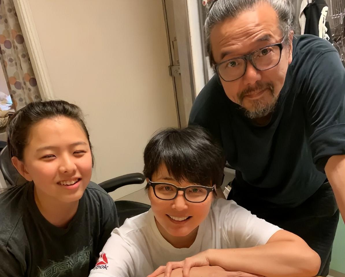 结婚18年的张延与丈夫恩爱无比，17岁的女儿继承了妈妈的美貌