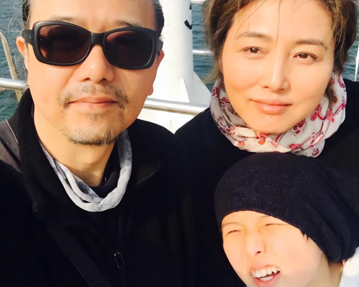 结婚18年的张延与丈夫恩爱无比，17岁的女儿继承了妈妈的美貌