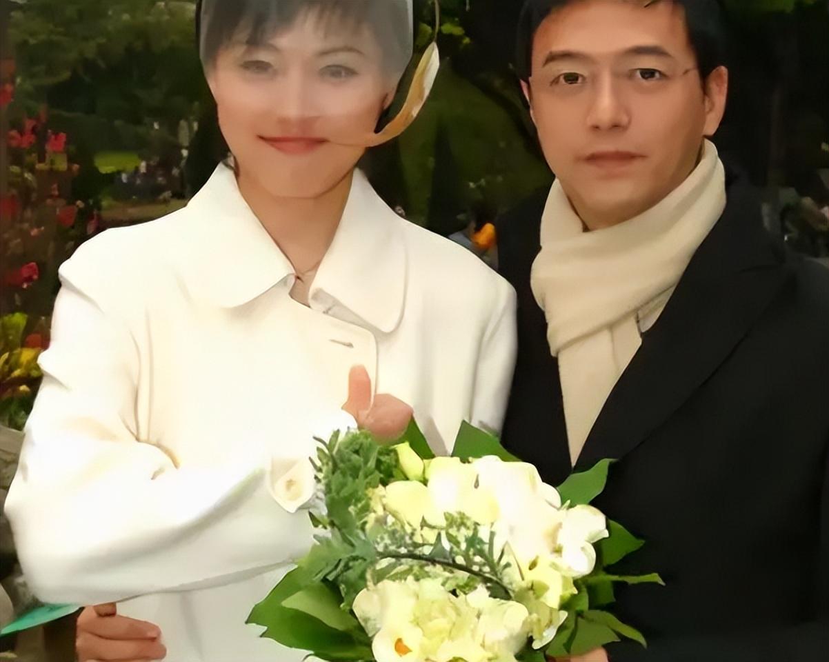 结婚18年的张延与丈夫恩爱无比，17岁的女儿继承了妈妈的美貌