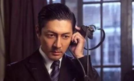 为人低调不张扬的张鲁一，长相帅气戏也好，拍的戏钱都给夫人