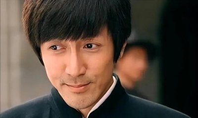 ​为人低调不张扬的张鲁一，长相帅气戏也好，拍的戏钱都给夫人