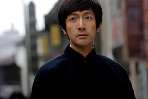 为人低调不张扬的张鲁一，长相帅气戏也好，拍的戏钱都给夫人
