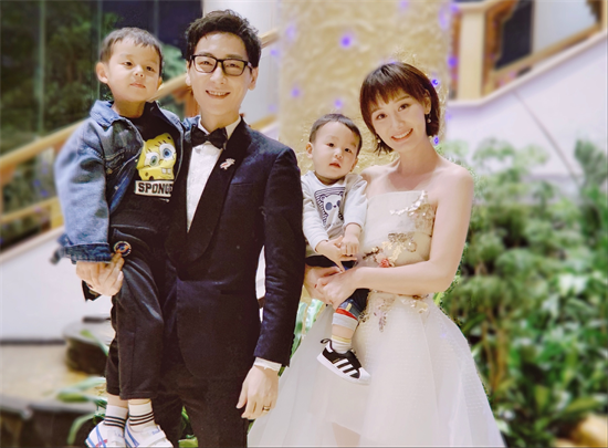 台上同是主持人，台下已成8年夫妻！李好郭晓敏，日夜相伴才幸福