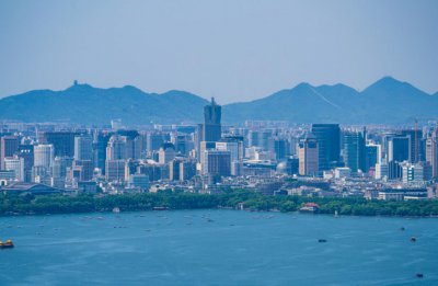 ​富豪还在买房！北上广深单价超 15 万顶豪成交逾千套，杭州有豪宅拍卖溢价 320