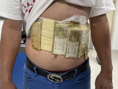 ​抓住一名客车司机，腰缠 10 公斤金块！