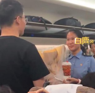 ​高铁乘务员在乘客见证下被男友求婚，拍摄者发声