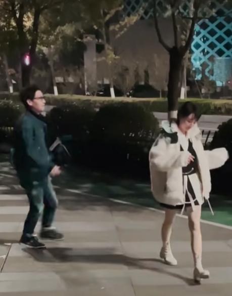 主持人晓敏冷天露长腿，扑进李好怀中秀恩爱，夫妻都是江苏台台柱