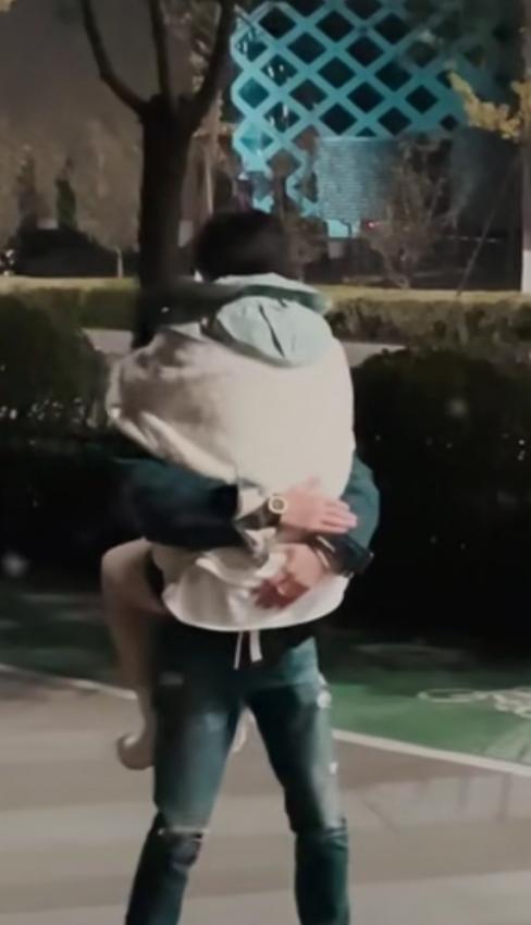 主持人晓敏冷天露长腿，扑进李好怀中秀恩爱，夫妻都是江苏台台柱