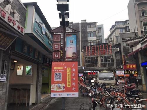 2、吃饱喝足之后，可以步行到附近的岳麓书院小吃街，购买一些小吃，然后去附近游玩。