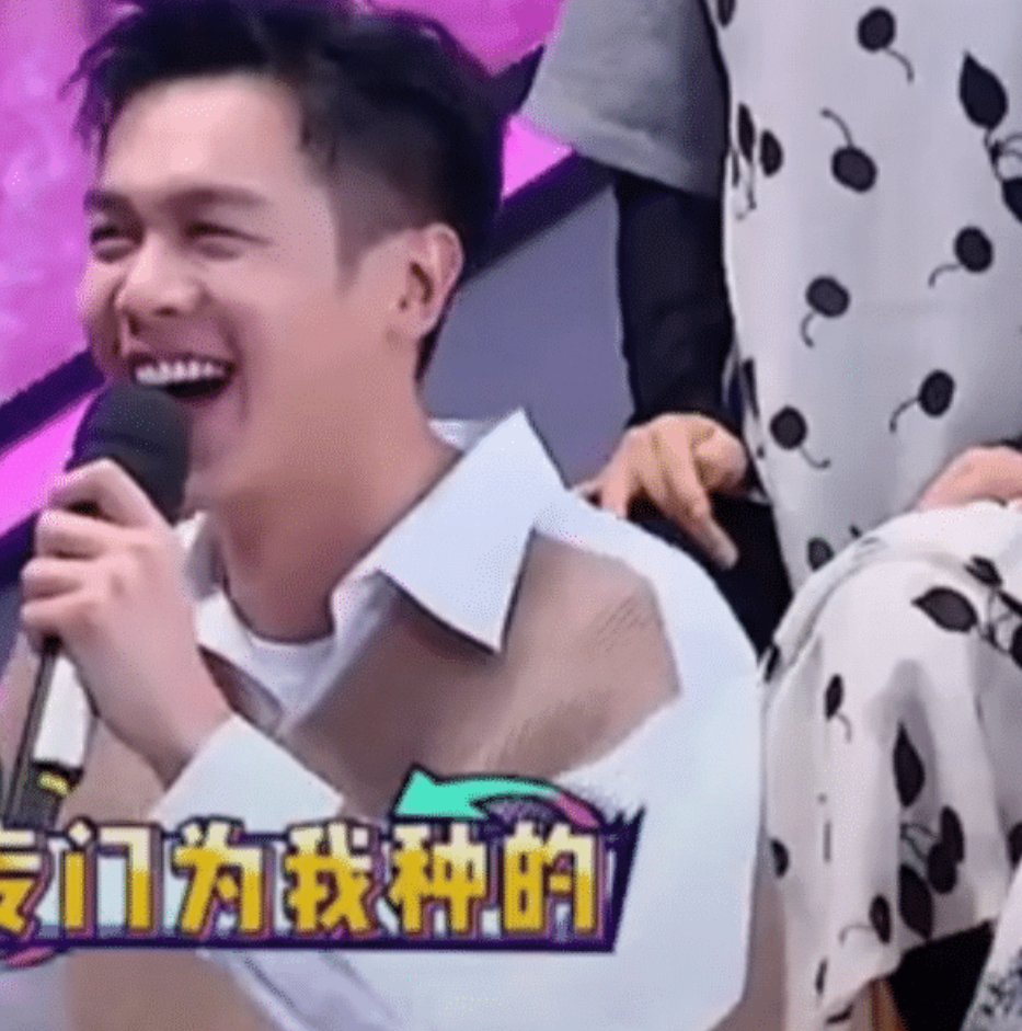 2岁唐艺昕晒素颜照，坐路边拍照不嫌脏，身材纤细笑容甜美"
