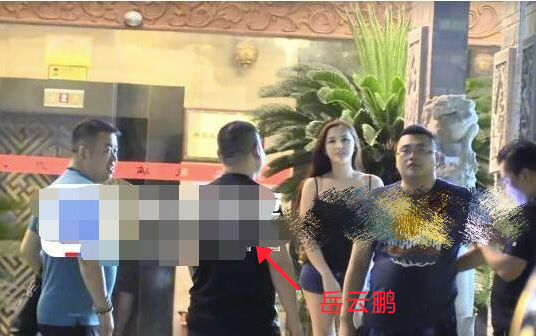 郑敏晒岳云鹏怼脸照，调侃老公长青春痘，小岳岳胡子拉碴一脸冷漠