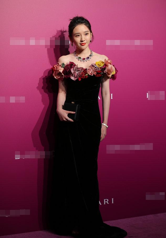 众女星生图比美：唐艺昕小蛮腰惹眼，钟楚曦发型太老，宋轶腰显胖