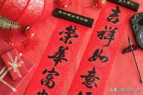 春联贴法左右顺序面对大门(春联贴法左右顺序迎新春和辞旧岁怎么分左右)-第2张图片-