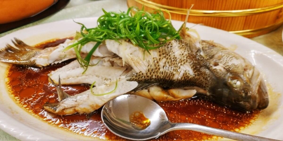 蒸鱼用热水还是冷水(水开了蒸鱼一般几分钟)