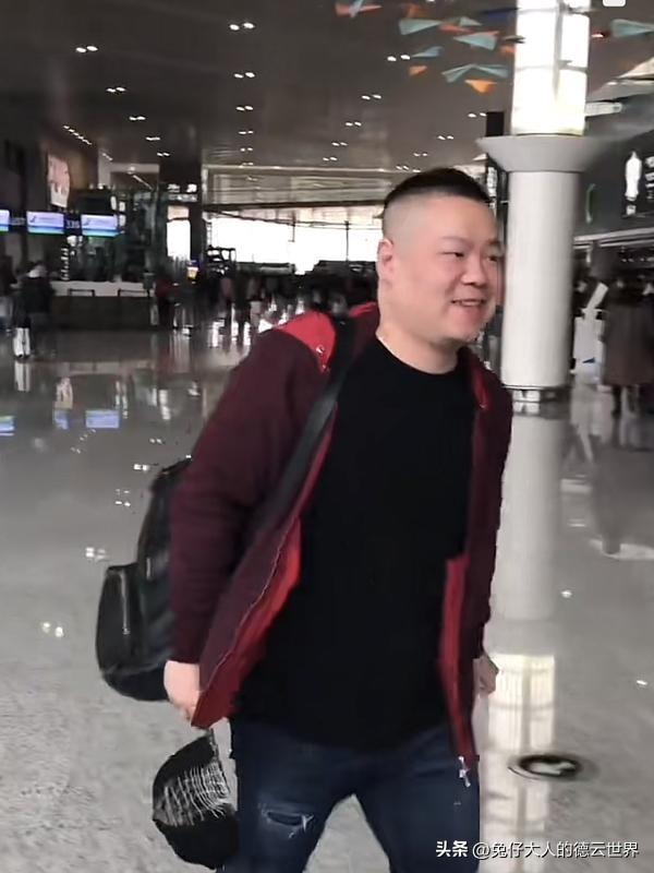 德云社岳云鹏现身机场，与粉丝近距离交流，岳哥丝毫没有明星包袱
