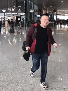 ​德云社岳云鹏现身机场，与粉丝近距离交流，岳哥丝毫没有明星包袱