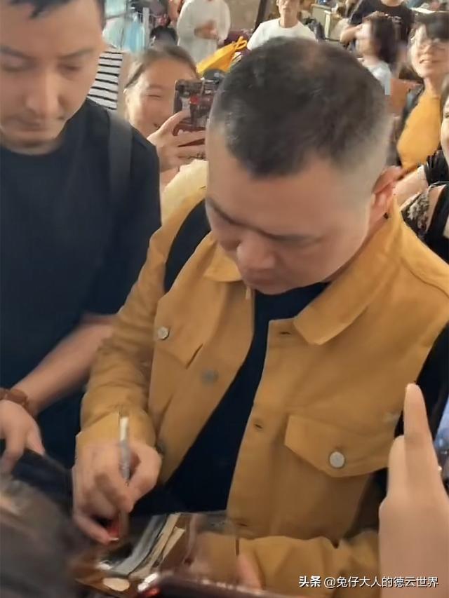 德云社岳云鹏现身机场，与粉丝近距离交流，岳哥丝毫没有明星包袱