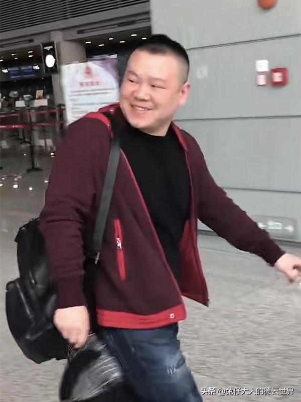 德云社岳云鹏现身机场，与粉丝近距离交流，岳哥丝毫没有明星包袱