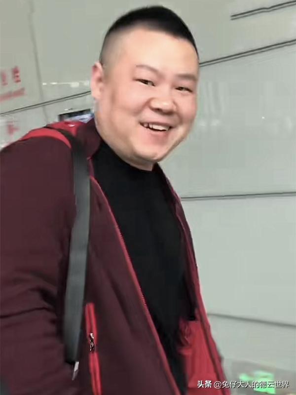 德云社岳云鹏现身机场，与粉丝近距离交流，岳哥丝毫没有明星包袱