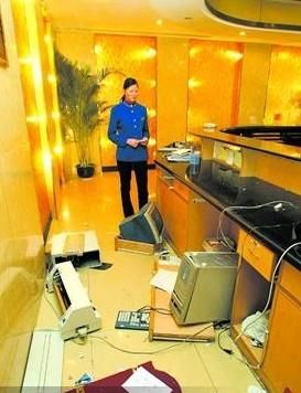 军长砸洗脚城(军长在澡堂子打破一只杯子被讹一万大洋)-第1张图片-