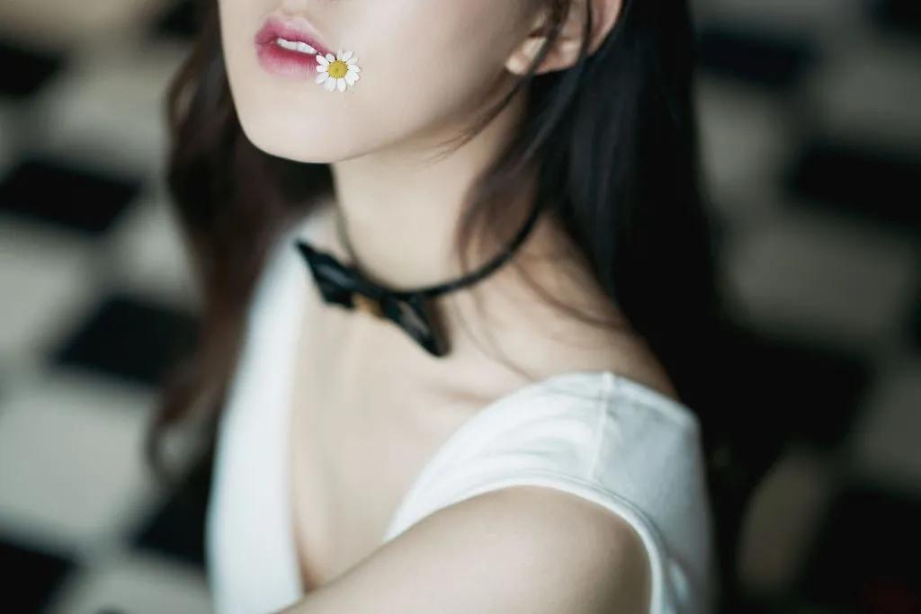赵露思|法式风情魅力写真，你心动了吗
