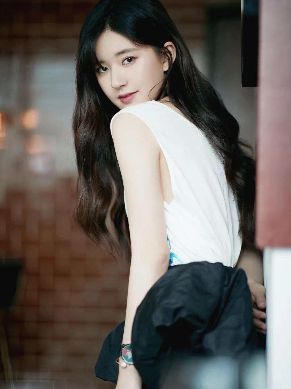 赵露思|法式风情魅力写真，你心动了吗
