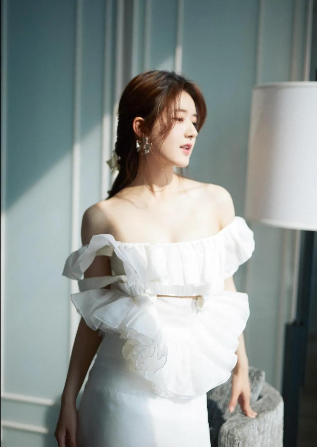 性感妩媚 魅力逼人 赵露思 美图写真