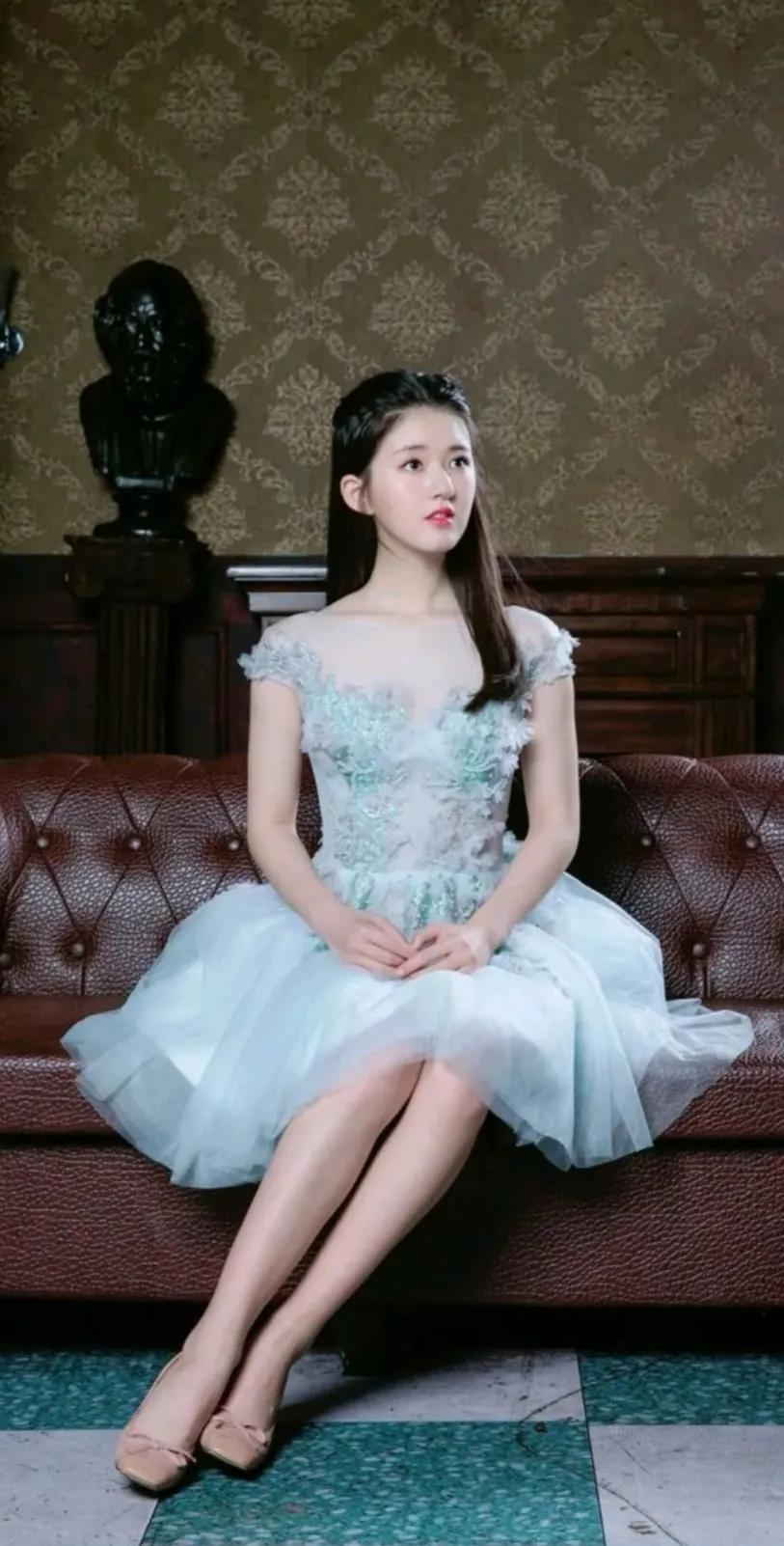 性感妩媚 魅力逼人 赵露思 美图写真