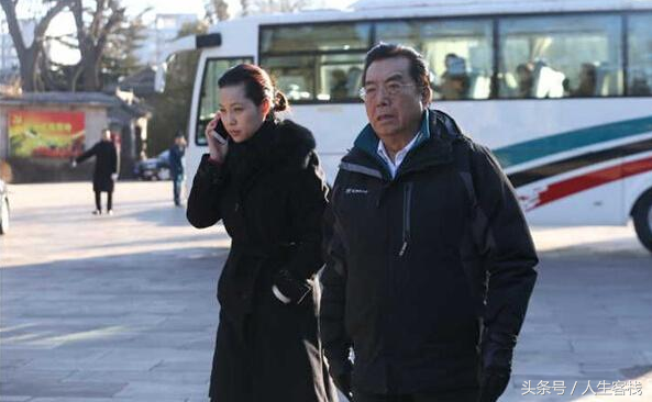 78岁李双江和51岁妻子近照，两人现身破离婚传言，面色衰老显疲惫