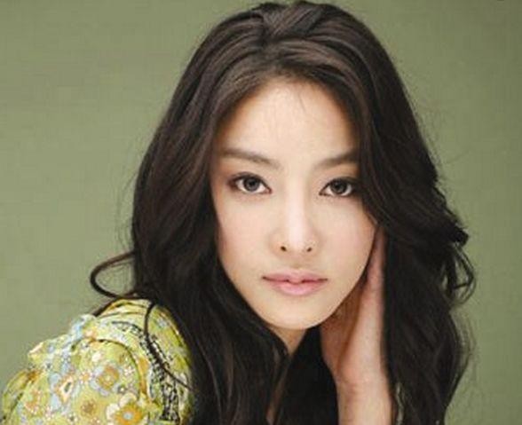 柳岩黄灿盛什么关系（2PM成员黄灿盛与女友成婚）