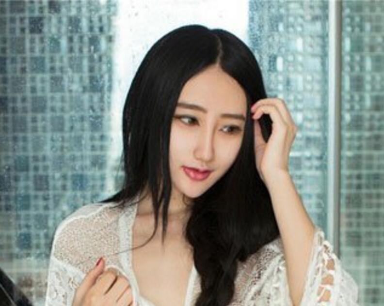 推女郎易阳与老外怎么回事 大尺度写真图片