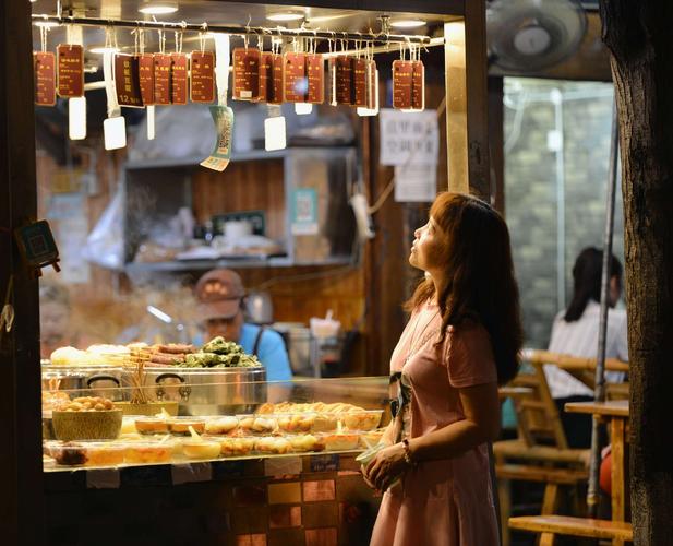 2、如果你想要体验一下正宗的成都美食，建议你可以走成雅高速，但是最好是在天府之国的成都本地出城。