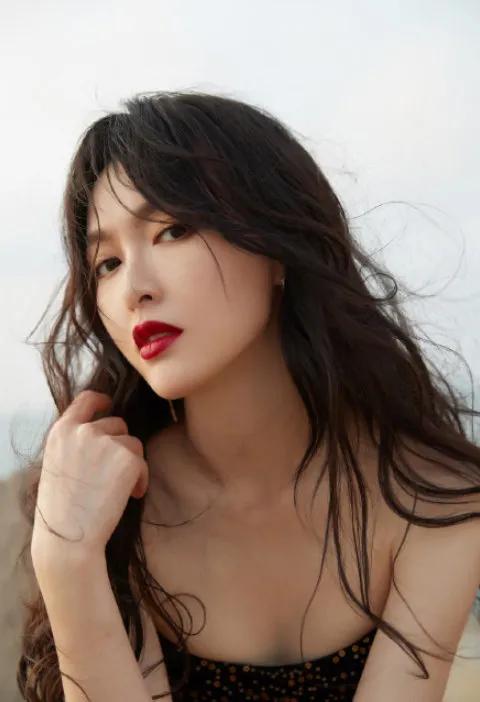 适合女生中分的发型（最容易出美女的中分发型）(20)