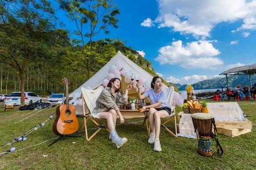 2、夏季露营可以选择在晚上营地，也可以选择在清晨露营者，因为露营的人也会醒来。