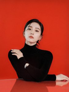 ​刘诗诗穿黑色长裙犹如高贵黑天鹅 眼睛明亮似水
