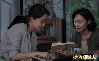 ​“影后”张小斐惠英红合体登封面，一个真空上阵，一个眼中带泪