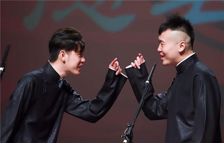 张云雷坠楼事件(张云雷怎么从南京站摔下去的)
