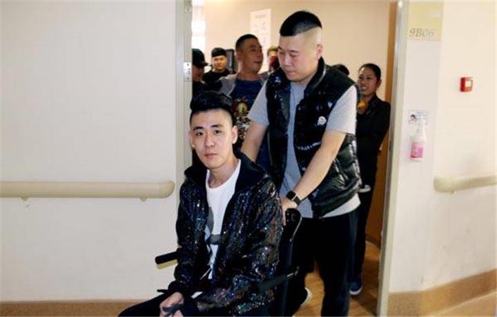 张云雷坠楼事件(张云雷怎么从南京站摔下去的)