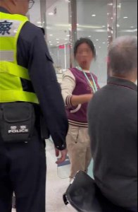 ​网友吵翻！上海一老人欲过户房子给保姆，工作人员急得报警…最新进展