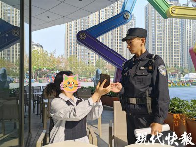 ​女子不听劝阻非要给骗子转账，民警急了：你信他还是信我？